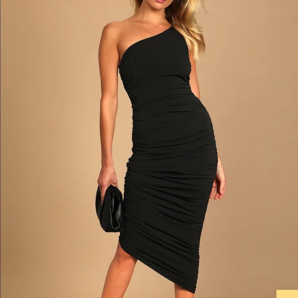 Lulu’s Total Appeal Black Ruched One-Shoulder Bodycon Midi Dress
